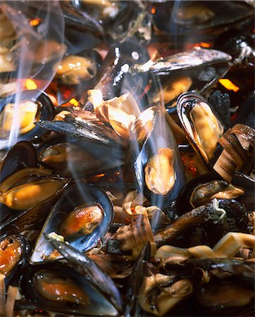 simsearch:825-05988526,k - Mussles grilled on wood fire Stock Photo - Rights-Managed, Code: 825-05988525