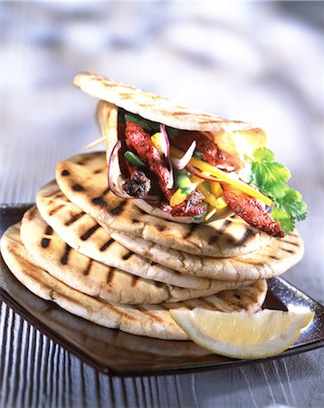 simsearch:825-02306862,k - Pitta breads with Tandoori chicken Fotografie stock - Rights-Managed, Codice: 825-05988591