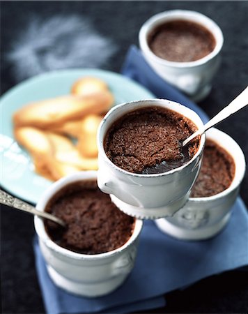 Les desserts à la crème au chocolat avec des biscuits de langues de chat Photographie de stock - Rights-Managed, Code: 825-05988637