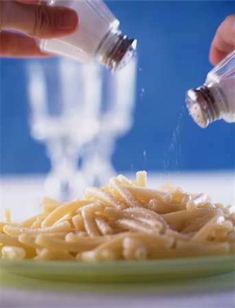 saleiro - Pouring salt on pasta Foto de stock - Direito Controlado, Número: 825-05988677