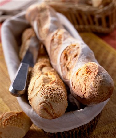 Baguettes dans le panier Photographie de stock - Rights-Managed, Code: 825-05988686