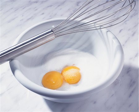 simsearch:825-07522110,k - Sugar and eggs in bowl with whisk Foto de stock - Direito Controlado, Número: 825-05988741