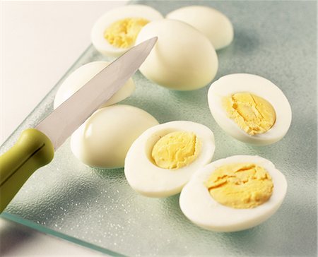 simsearch:825-07522110,k - Boiled eggs with knife on chopping board Foto de stock - Direito Controlado, Número: 825-05988793