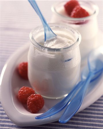 Pots of plain yoghurt and raspberries Stock Photo - Rights-Managed, Code: 825-05988804