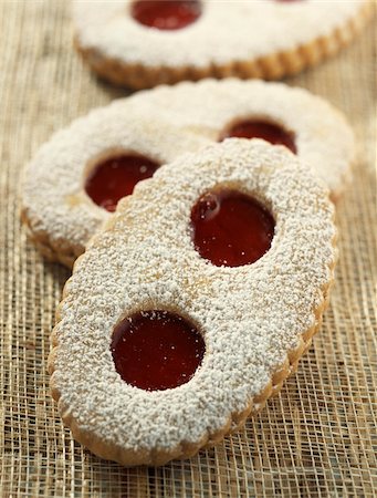 simsearch:825-02304010,k - Strawberry jam biscuit cakes Stock Photo - Rights-Managed, Code: 825-05988827