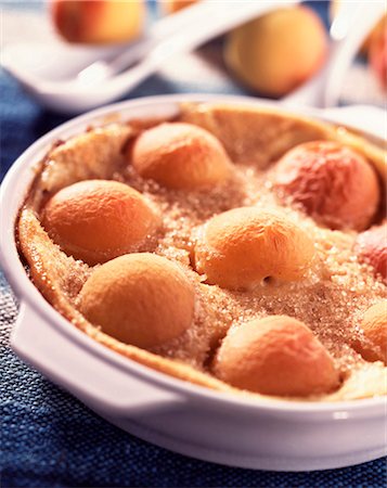 simsearch:825-05812893,k - Pudding de pâte chaude clafoutis aux abricots Photographie de stock - Rights-Managed, Code: 825-05988834