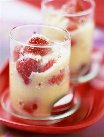 simsearch:652-03801545,k - Strawberry and meringue Sabayon dessert Foto de stock - Con derechos protegidos, Código: 825-05988908