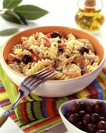 simsearch:825-02302544,k - Fusilli pasta salad with crab, olives and tomatoes Fotografie stock - Rights-Managed, Codice: 825-05988919