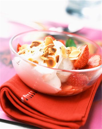 simsearch:652-03801545,k - Melba strawberry dessert Foto de stock - Con derechos protegidos, Código: 825-05988911