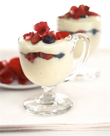 simsearch:825-05985425,k - Rose und Wald-Obst-Creme Dessert Stockbilder - Lizenzpflichtiges, Bildnummer: 825-05989011