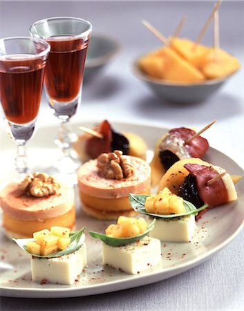 Amuse-gueules et des verres de vin rouge Photographie de stock - Rights-Managed, Code: 825-05989047