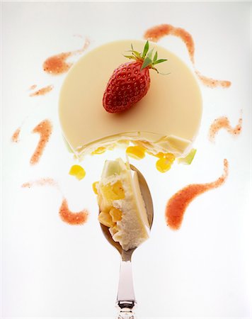 simsearch:652-03801545,k - Lemon cream with fruit and strawberry puree Foto de stock - Con derechos protegidos, Código: 825-05989337