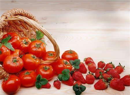 simsearch:825-05836350,k - Basket of tomatoes and strawberries Foto de stock - Con derechos protegidos, Código: 825-05989403