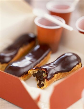 simsearch:652-06818739,k - Eclairs au chocolat Mini Photographie de stock - Rights-Managed, Code: 825-05989538