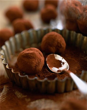 simsearch:825-05815519,k - chocolate dusted truffles Stock Photo - Rights-Managed, Code: 825-05989532