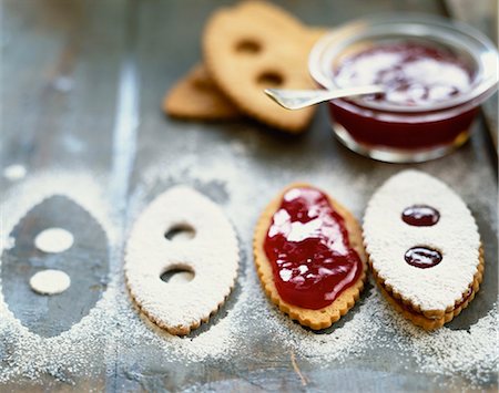 simsearch:652-03801546,k - Préparation de confiture sandwich biscuits Photographie de stock - Rights-Managed, Code: 825-05989542