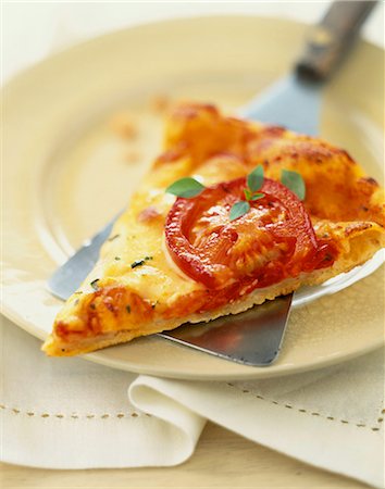 simsearch:652-05806922,k - Tarte aux tomates, mozzarella et basilic Photographie de stock - Rights-Managed, Code: 825-05989689