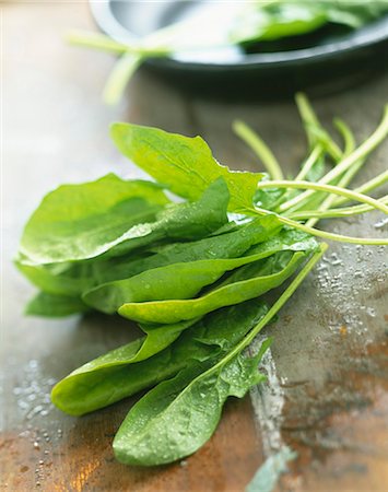 simsearch:652-03633578,k - Fresh spinach leaves Foto de stock - Con derechos protegidos, Código: 825-05989705