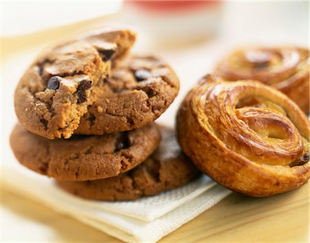 simsearch:652-03801720,k - Biscuits et Pain aux raisins Photographie de stock - Rights-Managed, Code: 825-05989731
