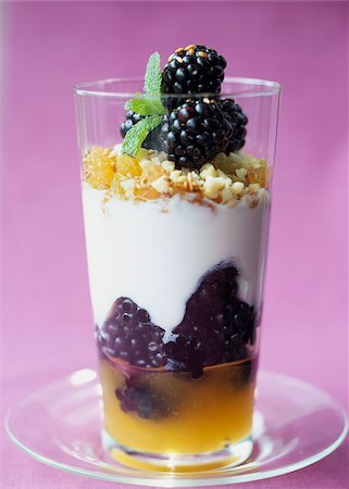 simsearch:825-05812336,k - yoghurt with blackberries, chopped almonds and honey Foto de stock - Con derechos protegidos, Código: 825-05989805