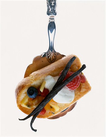 simsearch:652-03801540,k - Brioche de fruits avec des gousses de vanille Photographie de stock - Rights-Managed, Code: 825-05989816