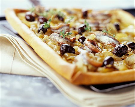 simsearch:825-03628327,k - tarte aux oignons de pissaladière style pizza Photographie de stock - Rights-Managed, Code: 825-05990151