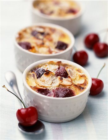 simsearch:825-05990320,k - mini clafoutis cherry batter pudding Foto de stock - Con derechos protegidos, Código: 825-05990427