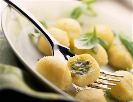 simsearch:825-05987038,k - pesto stuffed pasta Foto de stock - Con derechos protegidos, Código: 825-05990437