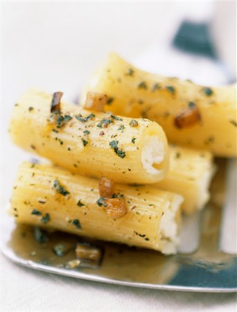 simsearch:825-05987038,k - rigatoni tube pasta stuffed with goat's cheese, aubergine and mint pistou Foto de stock - Con derechos protegidos, Código: 825-05990481