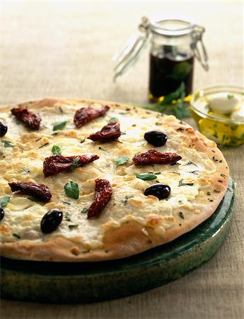 simsearch:652-01666728,k - getrocknete Tomaten und Mozzarella pizza Stockbilder - Lizenzpflichtiges, Bildnummer: 825-05990535