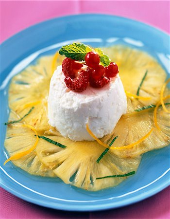 simsearch:652-03634796,k - pineapple carpaccio with fromage frais Foto de stock - Con derechos protegidos, Código: 825-05990745