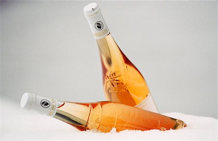 simsearch:825-05984942,k - Bouteilles de vin dans la neige rosé Photographie de stock - Rights-Managed, Code: 825-05990926