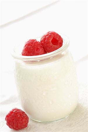 simsearch:825-05991066,k - raspberries in plain yoghurt Fotografie stock - Rights-Managed, Codice: 825-05991066