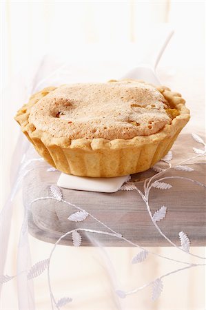 simsearch:825-05989005,k - Macaroon-style apple shortbread tartlet Foto de stock - Con derechos protegidos, Código: 825-06045719