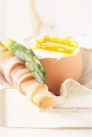 simsearch:652-03799982,k - Soft-boiled egg with bread stick wrapped in raw ham, green asparagus Foto de stock - Con derechos protegidos, Código: 825-06045721