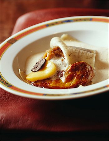 simsearch:652-03804390,k - Ravioli de moelle avec truffes et foie gras Photographie de stock - Rights-Managed, Code: 825-06045796