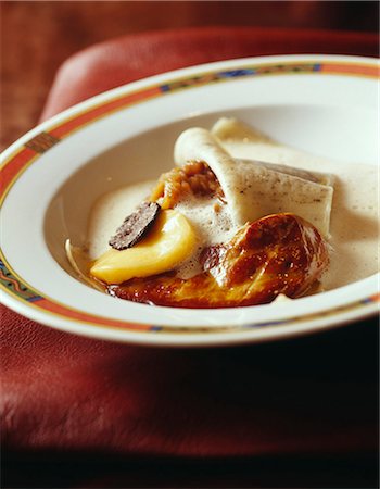 simsearch:825-06045798,k - Marrow ravioli with truffles and foie gras Foto de stock - Direito Controlado, Número: 825-06045796