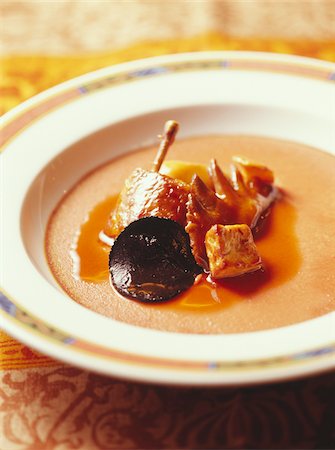 simsearch:652-03804390,k - Gâteau de foie de poulet, ailes de poulet, coq creast et truffes en sauce crémeuse Photographie de stock - Rights-Managed, Code: 825-06045815