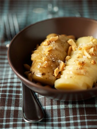 simsearch:825-03628548,k - Touquet Ratte potatoes with crushed peanuts and fleur de sel sea salt Foto de stock - Con derechos protegidos, Código: 825-06045830