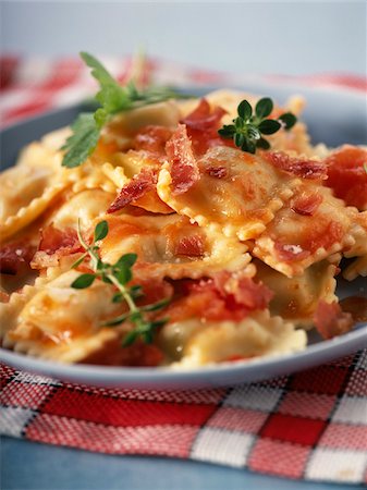 ravioli - Ravioli avec sauce tomate et jambon cru Photographie de stock - Rights-Managed, Code: 825-06045917