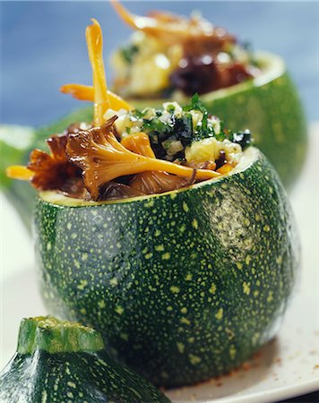 relleno (comida) - Round zucchinis stuffed with chanterelles Foto de stock - Con derechos protegidos, Código: 825-06046007