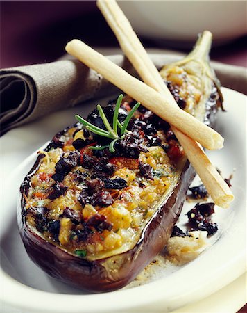 simsearch:825-05814817,k - Half an eggplant stuffed with peppers and olives Foto de stock - Direito Controlado, Número: 825-06046008