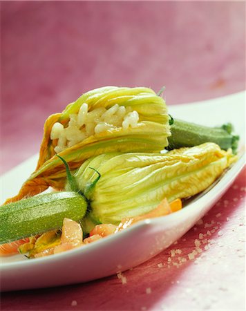 simsearch:825-05814817,k - Zucchini flowers stuffed with parmesan Foto de stock - Direito Controlado, Número: 825-06046012