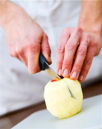 simsearch:825-07078253,k - Cutting an apple in half Foto de stock - Con derechos protegidos, Código: 825-06046153