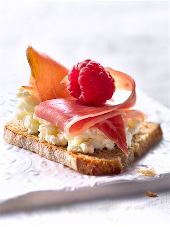 simsearch:825-06047622,k - Brousse, jambon cru et framboises sur toast Photographie de stock - Rights-Managed, Code: 825-06046173