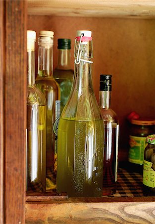 simsearch:825-05989126,k - Bottles of olive oil in the cupboard Foto de stock - Con derechos protegidos, Código: 825-06046273