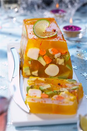 simsearch:652-03634017,k - Scallop and saffron aspic terrine Foto de stock - Con derechos protegidos, Código: 825-06046299