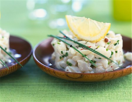 simsearch:652-03802747,k - Scallop tartare with lemon and chives Fotografie stock - Rights-Managed, Codice: 825-06046343