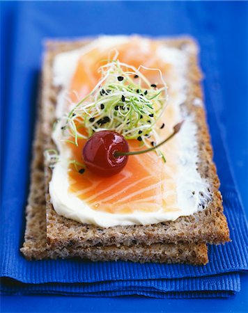 salmón ahumado - Smoked salmon,cream and young sprout wholemeal bread open sandwich Foto de stock - Con derechos protegidos, Código: 825-06046457