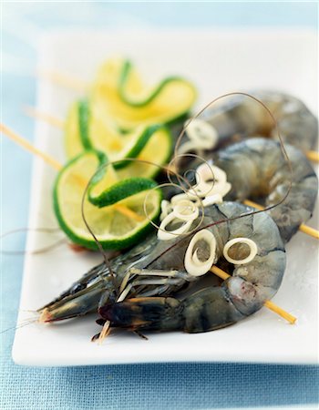shell fish - Brochettes de crevettes crues Photographie de stock - Rights-Managed, Code: 825-06046451